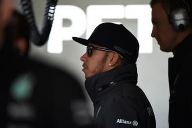 Pebalap Mercedes asal Inggris, Lewis Hamilton, sedang berada di pit Sirkuit Shanghai, jelang sesi latihan bebas kedua GP China, Jumat (10/4/2015).