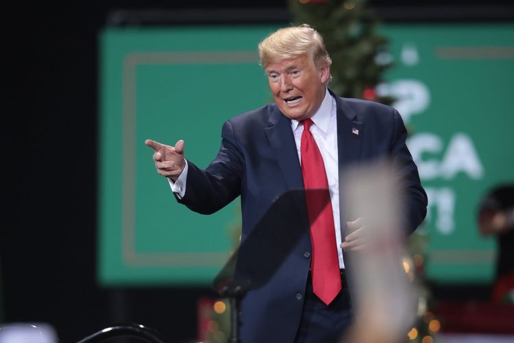 Presiden AS Donald Trump memberikan pidato dalam kampanye di Battle Creek, Michigan, pada 18 Desember 2019. Kampanye tersebut terjadi setelah DPR AS menyetujui pasal pemakzulan, dan menjadi presiden ketiga dalam sejarah AS yang dimakzulkan.