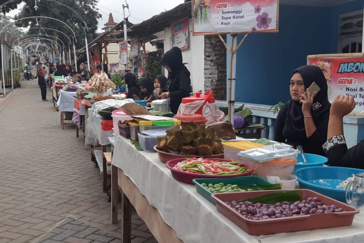 Para warga desa Olehsari sedang mempersiapkan pasar Jajanan Bengi Sabtu (10/12/2018)