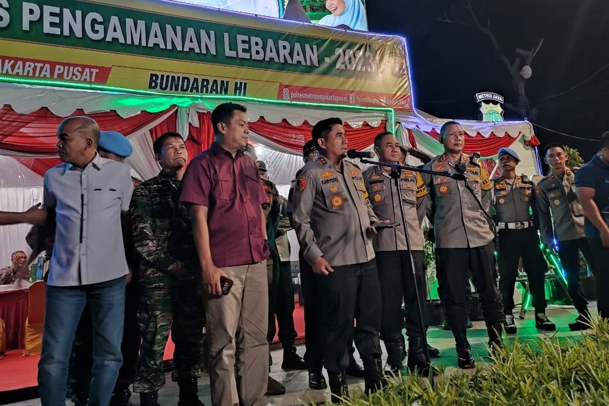 Kapolda Metro Jaya, Irjen Pol Karyoto saat memantau malam Takbir di kawasan Hotel Indonesia (HI), Jakarta Pusat, Jumat (21/4/2023). 