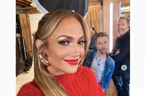 Langka, Jennifer Lopez Unggah Foto dengan Lipstik Merah