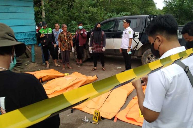 Empat jenazah satu keluarga yang diduga korban pembunhan di Muba, Sumatera Selatan, Rabu (20/12/2023).