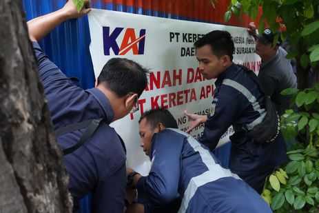 Lindungi Aset Negara, KAI Tertibkan Rumah Dinas di Surabaya 