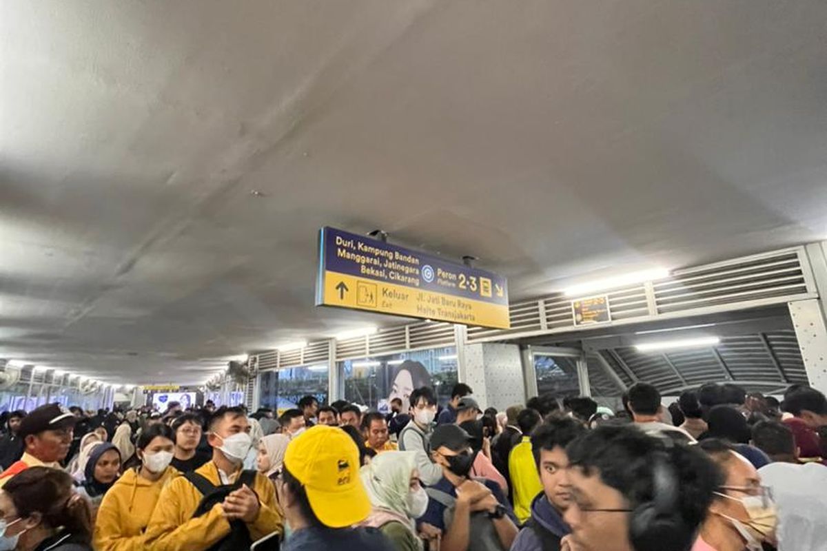 KRL Duri-Bekasi Sempat Gangguan, Penumpang Menumpuk di Stasiun Tanah Abang 