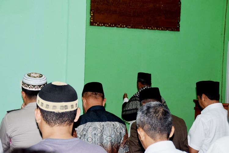 Untuk mendoakan korban bom di Kampung Melayu, Jakarta, Polres Buton, Sulawesi Tenggara, bersama masyarakat melaksanakan shalat gaib. Shalat gaib tersebut dilaksanakan seusai shalat jumat di Masjid Polres Buton, Jumat (26/5/2017).