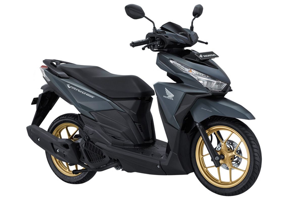 Warna baru Honda Vario 150, Exclusive Matte Black dengan pelek berkelir emas.