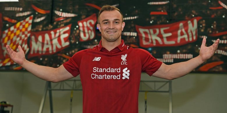 Xherdan Shaqiri mengenakan seragam Liverpool seusai diperkenalkan sebagai rekrutan anyar pada Jumat (!3/7/2018).