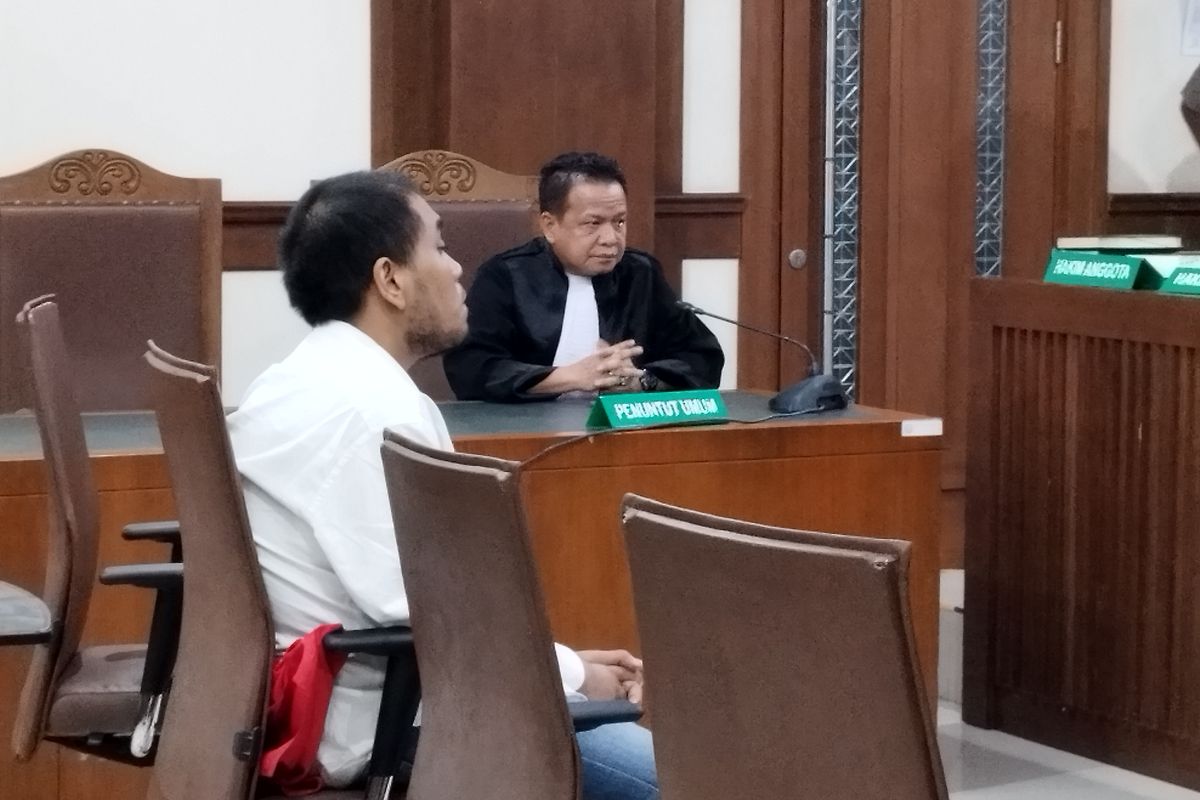 Terdakwa pembunuh Ade Yunia Rizabani alias Icha, Rudolf Tobing, saat sidang vonis di Pengadilan Negeri Jakarta Pusat, Kamis (13/7/2023). (KOMPAS.com/XENA OLIVIA)