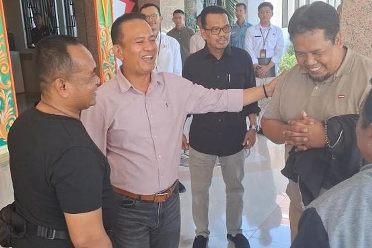 Wakil Bupati Madiun, dr Purnomo Hadi menyambut kedatangan 7 PMI di Graha Praja Mukti Pusat Pemerintahan Kabupaten Madiun, Rabu (3/9/2025). Ketujuh pekerja itu dipulangkan dari Guinea Ekuatorial, Afrika Tengah. 
