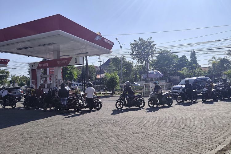 Harga Pertamax Naik, Antrean Pertalite Mengular di SPBU Bangkalan