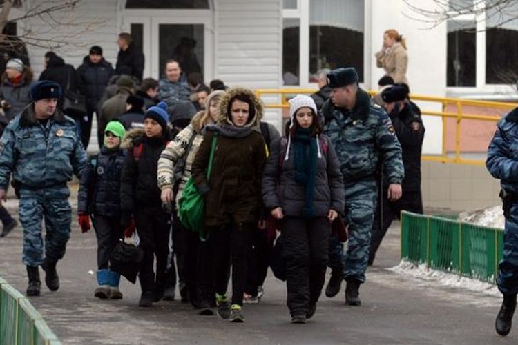 Aparat kepolisian Rusia mengawal para murid sekolah nomor 263 di Moskwa setelah sempat disandera seorang pelajar bersenjata. Polisi akhirnya berhasil meringkus si penyandera yang menewaskan seorang polisi dan staf guru.