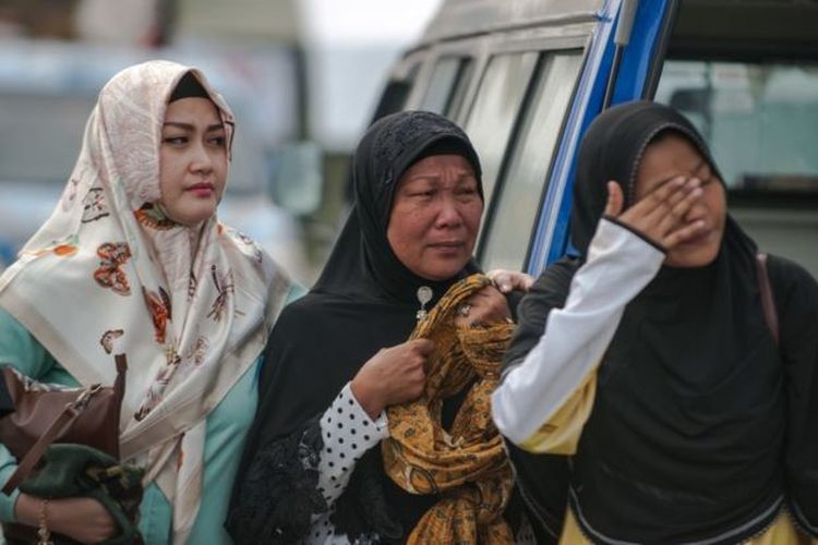 Keluarga korban menangis ketika melihat temuan barang-barang milik korban dan serpihan bangkai pesawat Lion Air, 4 November 2018. di Tanjung Priok. 