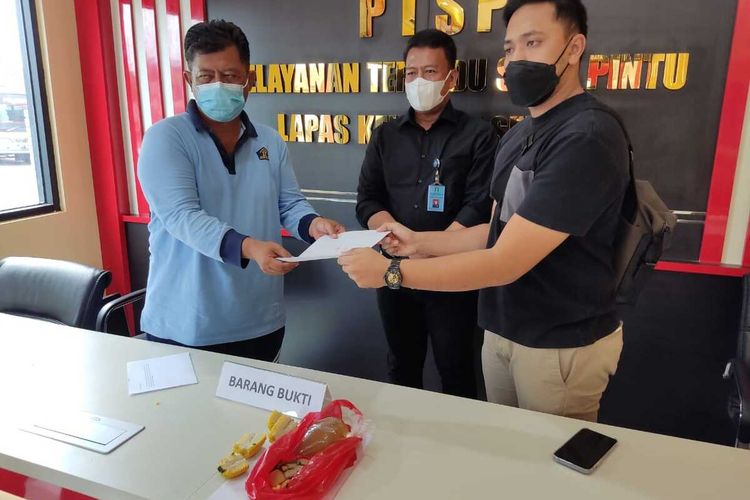 Seorang pemuda berinisial A warga Kecamatan Ciomas, Kabupaten Serang kedapatan akan menyelundupkan narkoba jenis sabu ke dalam Lembaga Pemasyarakatan (Lapas) Kelas IIA Serang, Banten.