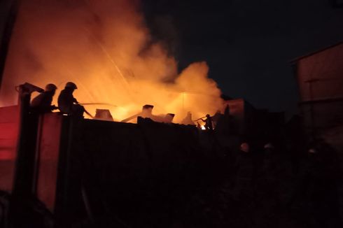 Situasi Mencekam Kebakaran Hebat Gudang Lazada di Cengkareng, Terdengar Suara Ledakan dan Petugas Terjatuh