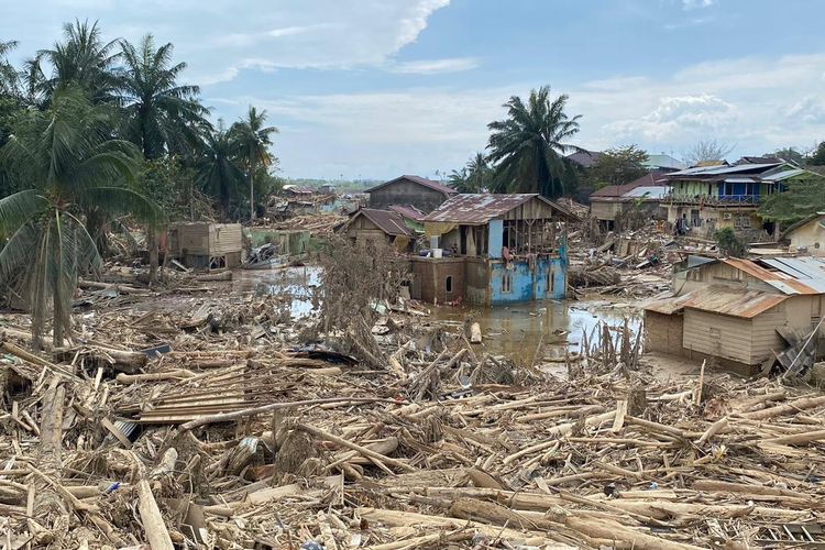 Tumpukan kayu gelondongan yang hanyut dari hulu sungai saat banjir bandang dan longsor melanda Aceh Tamiang sejak Rabu (26/11/2025). 