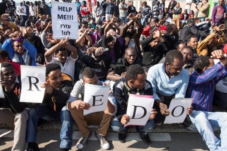 Ribuan imigran asal Afrika melakukan unjuk rasa ke berbagai kedutaan besar di Tel Aviv, Israel untuk memprotes perlakuan pemerintah Israel terhadap para imigran.