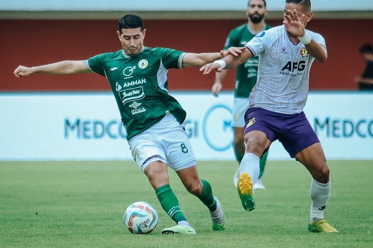 Esteban Vizcarra (hijau) tampil membela PSS Sleman saat menghadapi Persik Kediri dalam pertandingan pekan ke-16 Liga 1 2023-2024, Sabtu (21/10/2023) di Stadion Maguwoharjo, Sleman. 