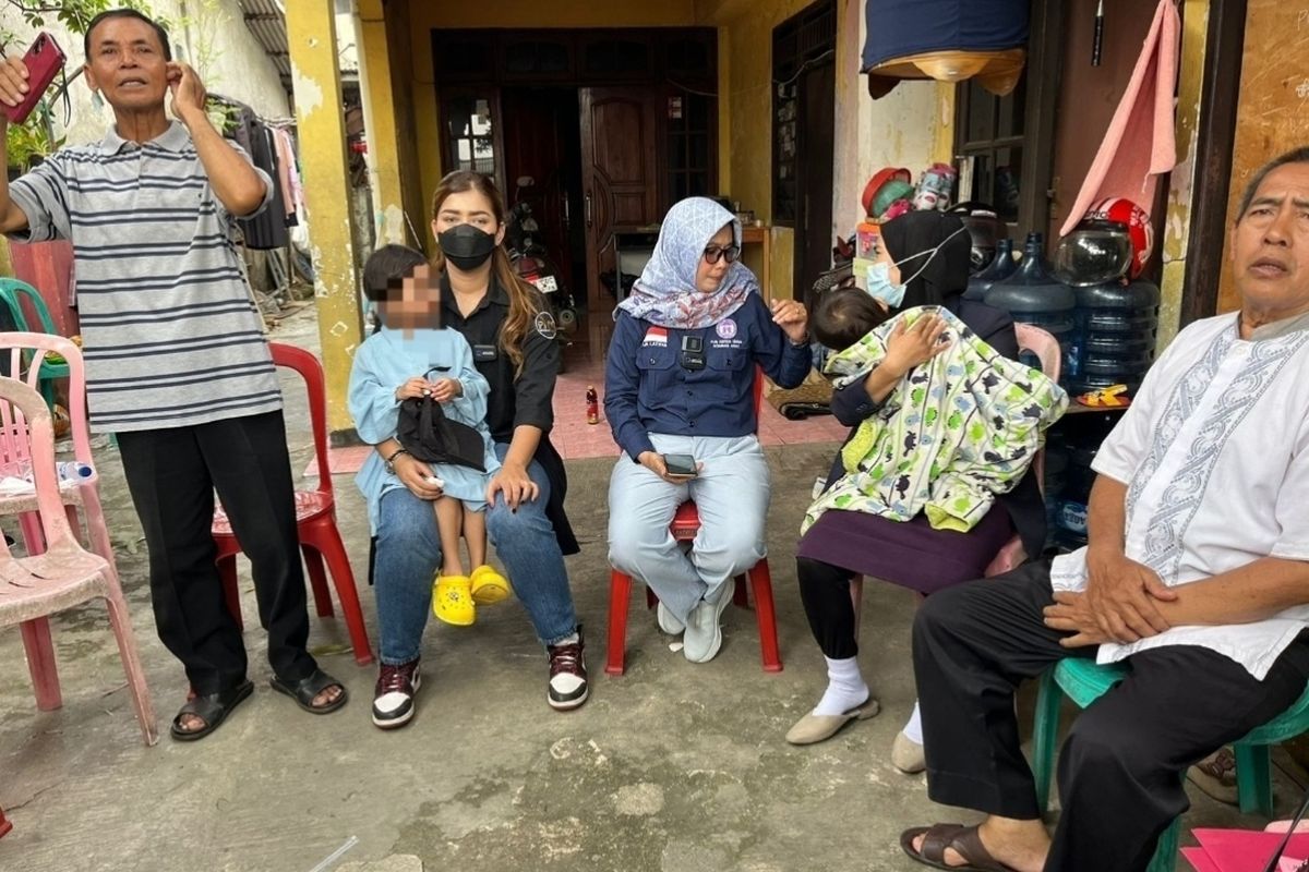 Pejabat Sementara Ketua Umum Komisi Nasional Perlindungan Anak (Komnas PA) Lia Latifah bersama YouTuber Pratiwi Noviyanthi menemui NY, ibu tiri yang menganiaya anaknya berusia empat tahun di Tangerang, Senin (30/11/2023).