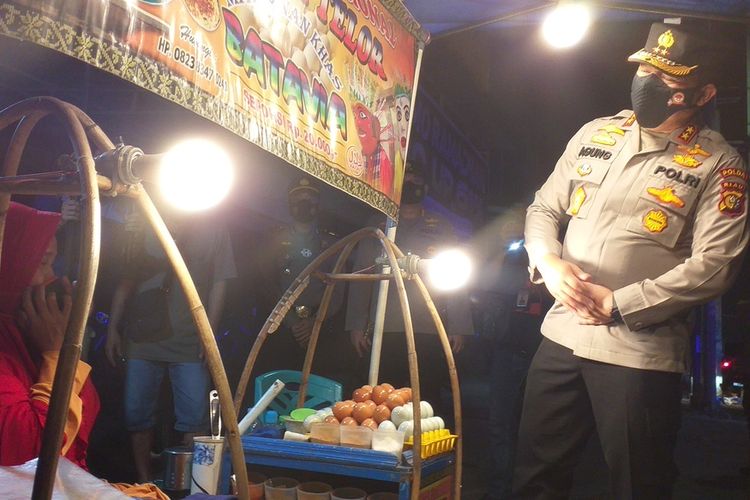 Kapolda Riau Irjen Pol Agung Setya Imam Effendi saat memborong semua kerak telor yang dijual Yanti (58), di pinggir Jalan Imam Munandar, Kota Pekanbaru, Riau, Jumat (23/7/2021) malam.