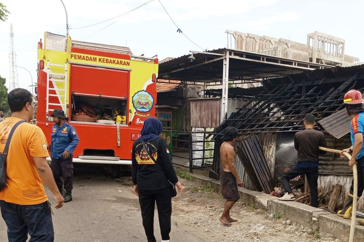 Warung kopi di Kecamatan Socah Kabupaten Bangkalan terbakar usai ditinggal pemilik ke pasar, Jumat (4/7/2025). 