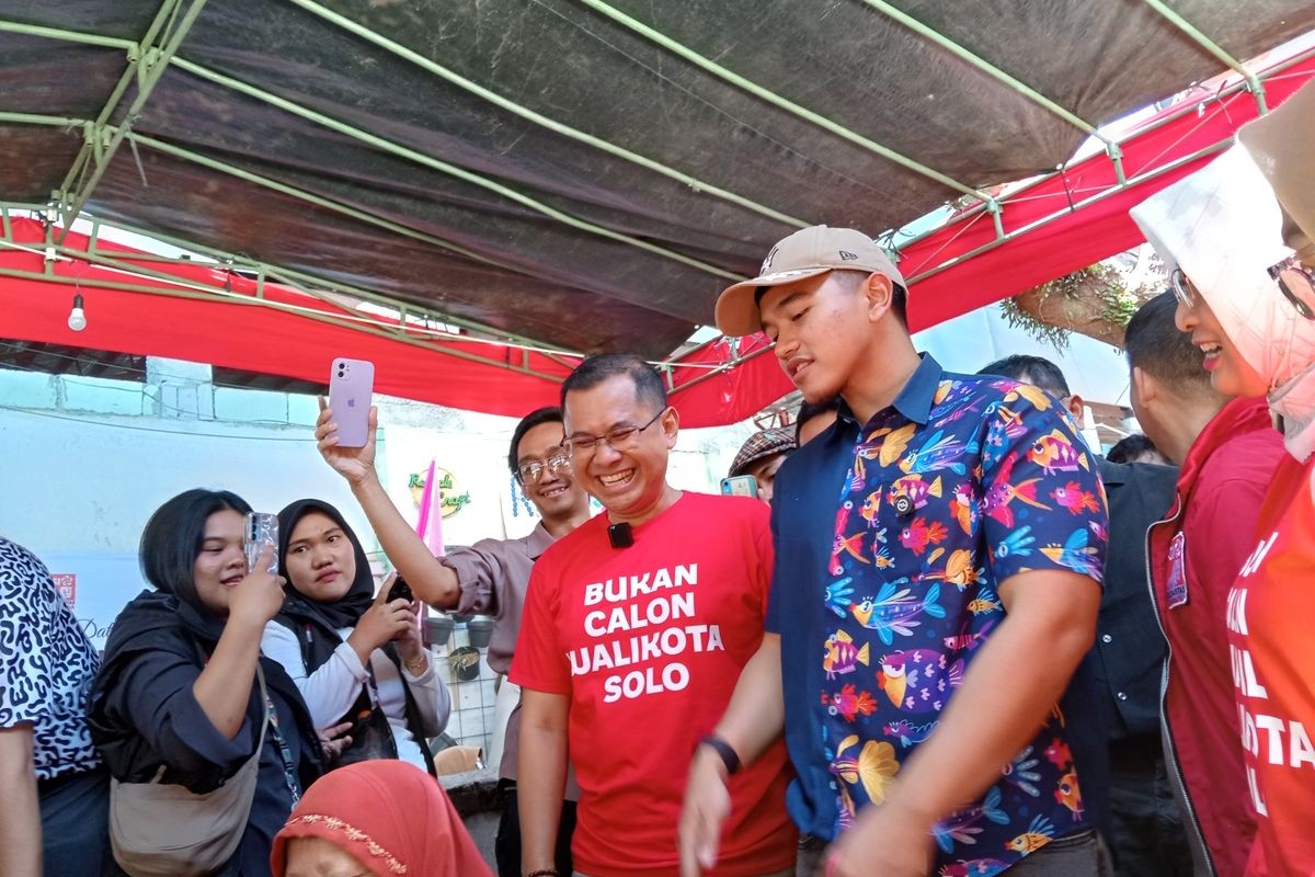 Calon wali kota Bandung Arfi Rafnialdi dan Ketua Umum PSI Kaesang Pangarep blusukan dan sapa warga Gang Ibu Aisah, Kelurahan Cibadak, Kecamatan Astanaanyar, Kota Bandung, Jawa Barat, Senin (30/9/2024).