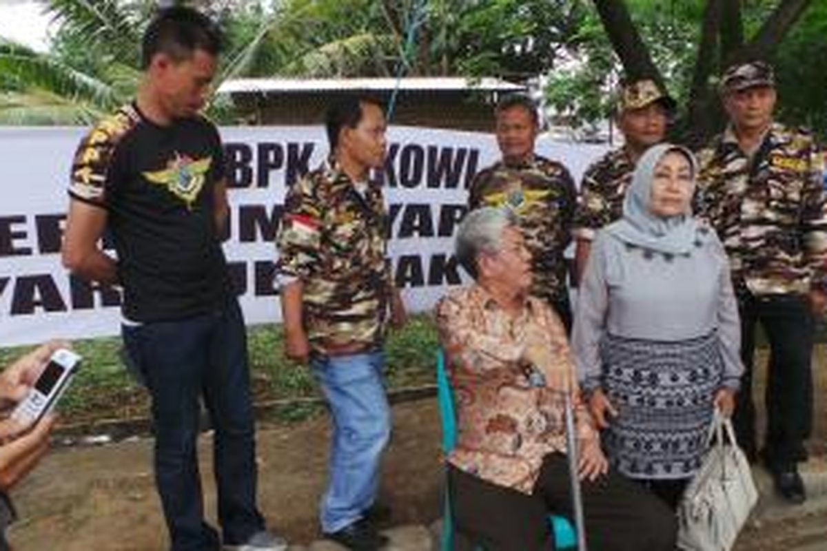 Warga pemilik lahan yang terkena dampak proyek Kanal Banjir Timur (KBT) menunut ganti rugi tanah mereka kepada Pemprov DKI. Kamis (8/5/2014).