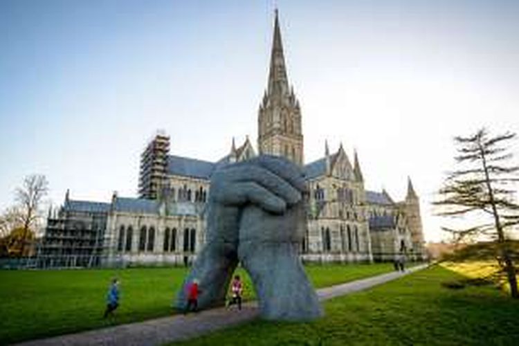 The Kiss, patung raksasa di halaman Katedral Salisbury  di pingguran Kota London, Inggris. 
