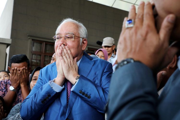 Eks Perdana Menteri Malaysia Najib Razak berdoa bersama para pendukungnya, sebelum memasuki ruang sidang di Pengadilan Tinggi Kuala Lumpur, Malaysia, 3 Desember 2019.