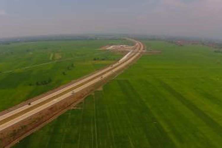 Ruas jalan Tol Cikopo-Palimanan (Cipali), Subang, Jawa Barat, Kamis (18/6/2015). Tol Cipali yang merupakan ruas jalan tol terpanjang di Indonesia yakni 116,75 kilometer tersebut mulai beroperasi, diharapkan dapat mengurangi beban lalu lintas jalur Pantai Utara (Pantura) Jawa hingga 60 persen.