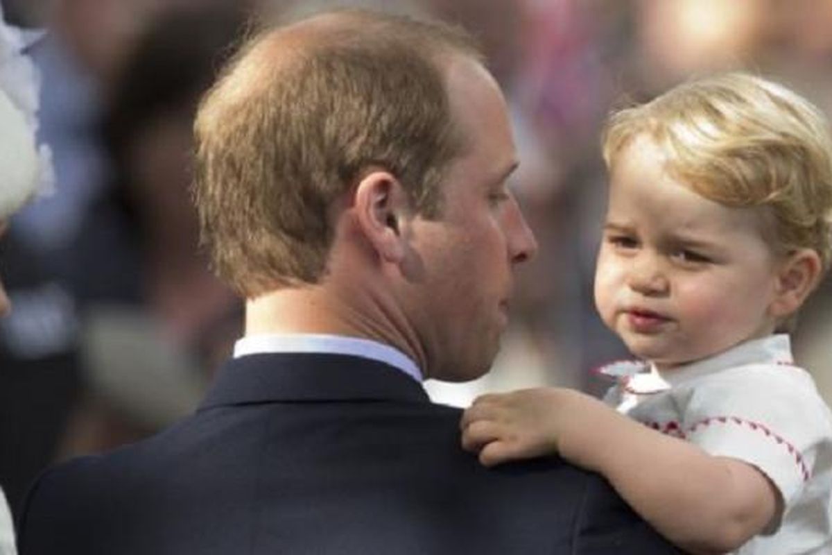 Pangeran William (tengah), Duchess of Cambridge (kiri) dan Pangeran George pada hari pembaptisan Putri Charlotte, di Sandringham, Inggris.