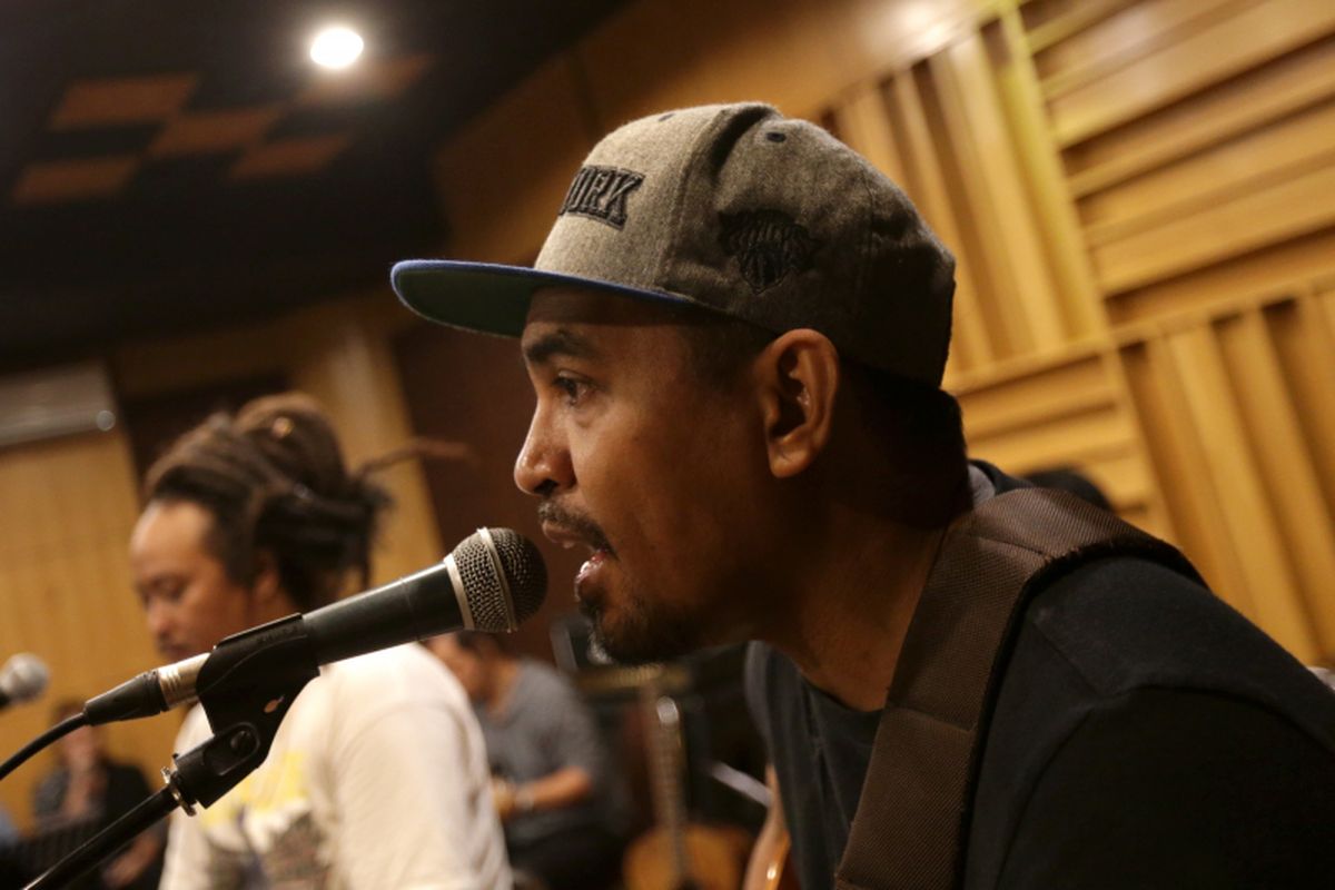 Penyanyi Glenn Fredly berlatih menjelang konser Musika Foresta di Jakarta, Jumat (12/5/2017). Konser Musika Foresta akan digelar di Balai Sarbini Sabtu (13/5/2017) besok. KOMPAS IMAGES/KRISTIANTO PURNOMO