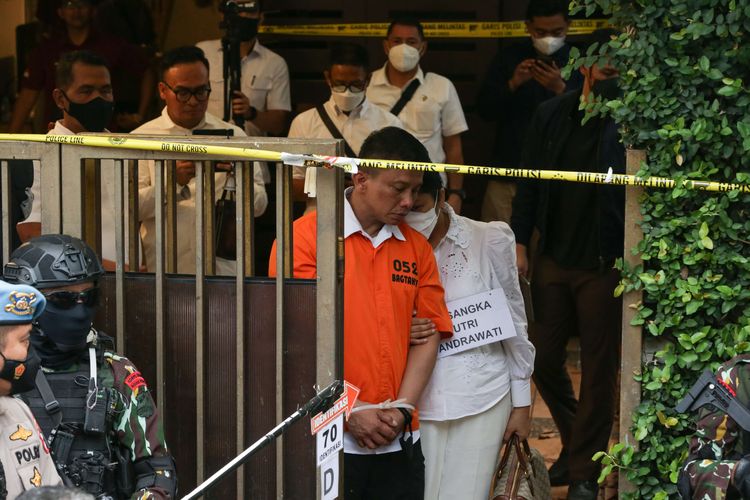 Tersangka Putri Candrawathi menyandarkan kepala di bahu Ferdy Sambo  saat menjalani rekonstruksi kasus pembunuhan Brigadir J di rumah dinas Ferdy Sambo, Duren Tiga, Jakarta Selatan, Selasa (30/8/2022). Tim Khusus (Timsus) Polri menggelar rekonstruksi kasus pembunuhan berencana Brigadir J atau Nofriansyah Yosua Hutabarat.