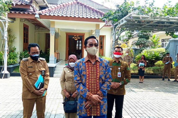 Sultan didampingi kepala daerah kabupaten di Kompleks Kepatihan Kota Yogyakarta, Senin (9/8/2021)
