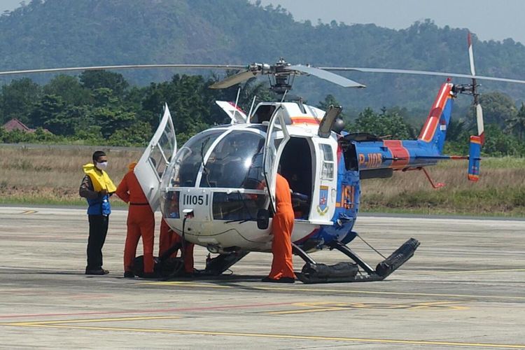 Helikopter Polda Kepulauan Bangka Belitung sebelum take off menuju Belitung untuk mengangkut material MPP.