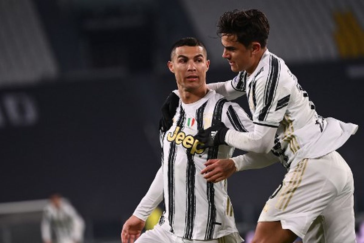 Cristiano Ronaldo (kiri) merayakan golnya bersama Paulo Dybala (kanan) pada laga pekan ke-15 Liga Italia yang mempertemukan Juventus vs Udinese di Stadion Allianz, Senin (4/1/2021) dini hari WIB.
