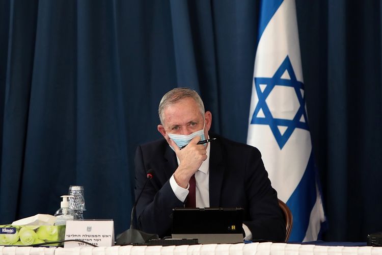 Menteri Pertahanan Israel sekaligus Perdana Menteri Alternatif Benny Gantz mengenakan masker ketika ia menghadiri pertemuan kabinet mingguan di kementerian luar negeri di Yerusalem pada 5 Juli 2020.