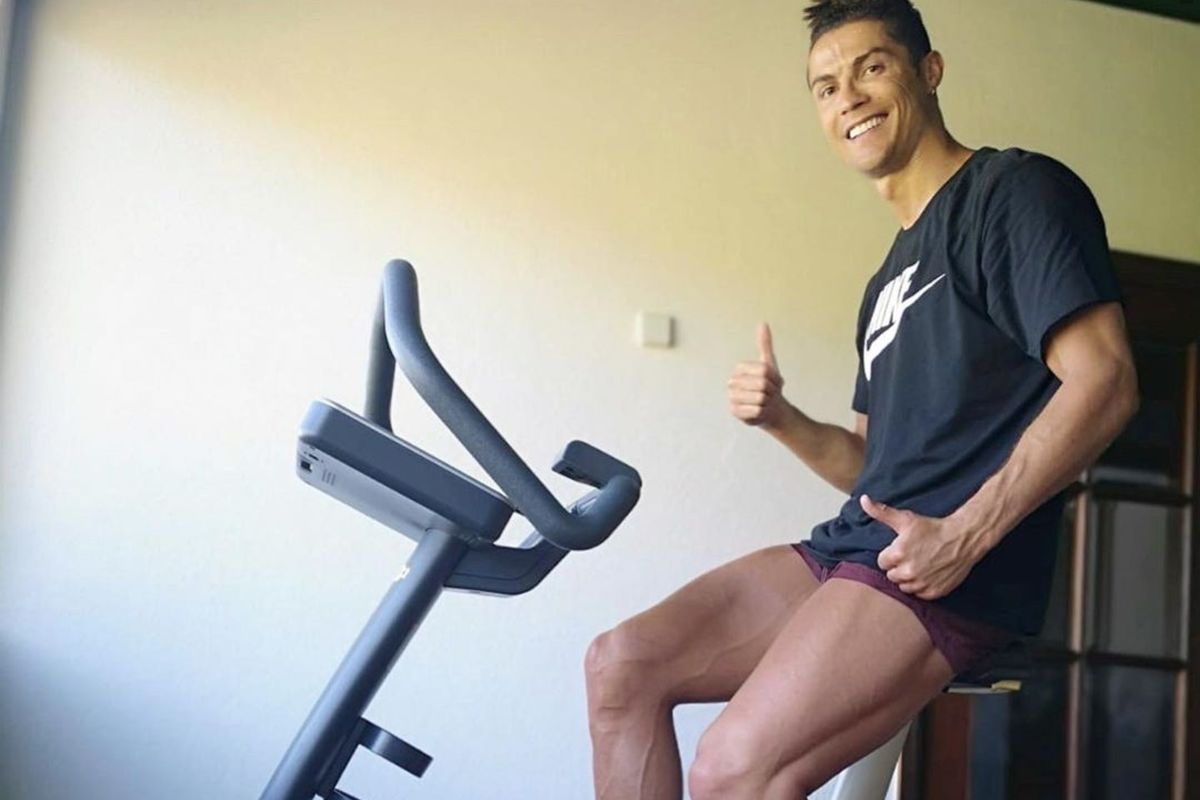 Cristiano Ronaldo melakukan latihan dengan sepeda statis.