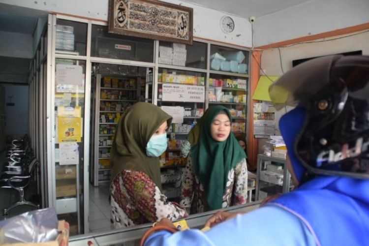 Sejumlah apotek di Kota Baubau, Sulawesi Tenggara sudah kehabisan masker sejak 2-3 minggu lalu. Habisnya masker ini terjadi disebabkan merebaknya virus corona atau Covid-19 yang mulai menyebar di Indonesia.