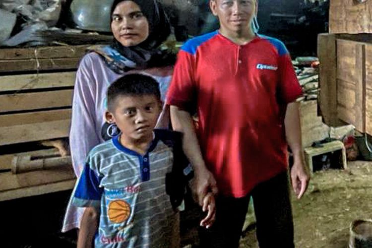 Keluarga Sukiman tinggal di sebuah kandang domba di Kampung Legoknangka, RT 02 RW 09 Desa Campakamekar, Kecamatan Padalarang, Kabupaten Bandung Barat (KBB), Jawa Barat, Sabtu (3/2/2024).