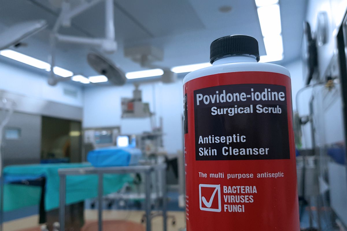 Ilustrasi Povidone-Iodine, cairan antiseptik yang biasa digunakan untuk membersihkan luka atau untuk membersihkan bagian tubuh yang akan dioperasi oleh paramedis.