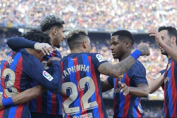 Para pemain Barcelona merayakan gol Raphinha ke gawan Valencia pada laga pekan ke-24 Liga Spanyol 2022-2023 di Stadion Camp Nou, Minggu (5/3/2023) malam WIB. Artikel ini memuat hasil dan klasemen Liga Spanyol 2022-2023.