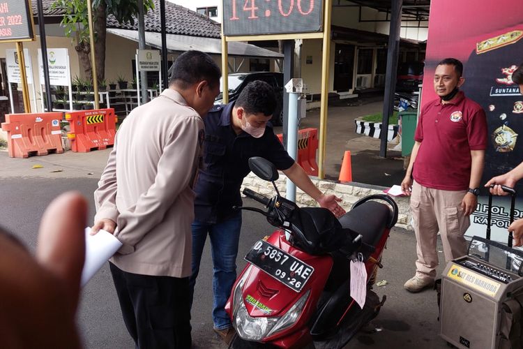 Polisi sita sepeda motor matik yang digunakan pelaku untuk melaksankaan aksi penusukan di Cimahi.