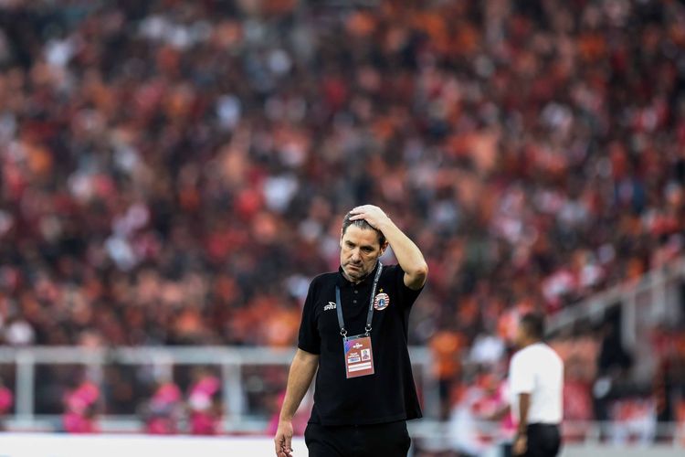 Pelatih Persija Jakarta, Julio Banuelos pada laga pekan kedelapan Liga 1 2019 di Stadion Utama Gelora Bung Karno, Jakarta, Rabu (10/7/2019).