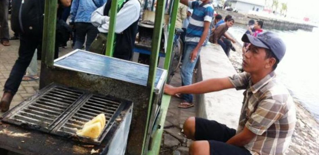 Pedagang baroncong di pantai Losari Makassar