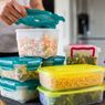 Cara Membersihkan Wadah Makanan Plastik dari Noda, Bau, dan Jamur