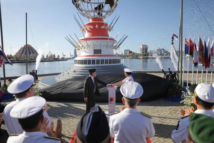 Wali Kota (Walkot) Makassar Mohammad Ramdhan Pomanto bersama Kepala Staf Angkatan Laut (KSAL) Muhammad Ali meresmikan Monumen Multilateral Naval Exercise Komodo (MNEK) 2023, Selasa (6/06/2023).