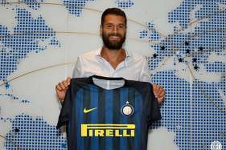 Antonio Candreva merampungkan transfer ke Inter Milan, Rabu (3/8/2016).