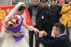 Bergaun Pengantin, Perempuan di China Lamar Kekasihnya di Luar Penjara
