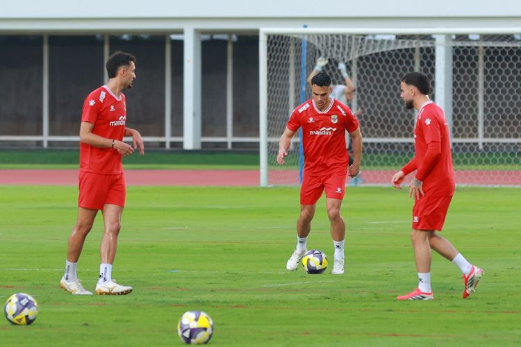 Pemain-pemain Timnas Indonesia, Ivar Jenner, Joey Pelupessy, dan Calvin Verdonk, menjalani sesi latihan terbuka, Kamis (26/3/2026), jelang laga FIFA Series 2026 Timnas Indonesia vs St Kitts and Nevis.