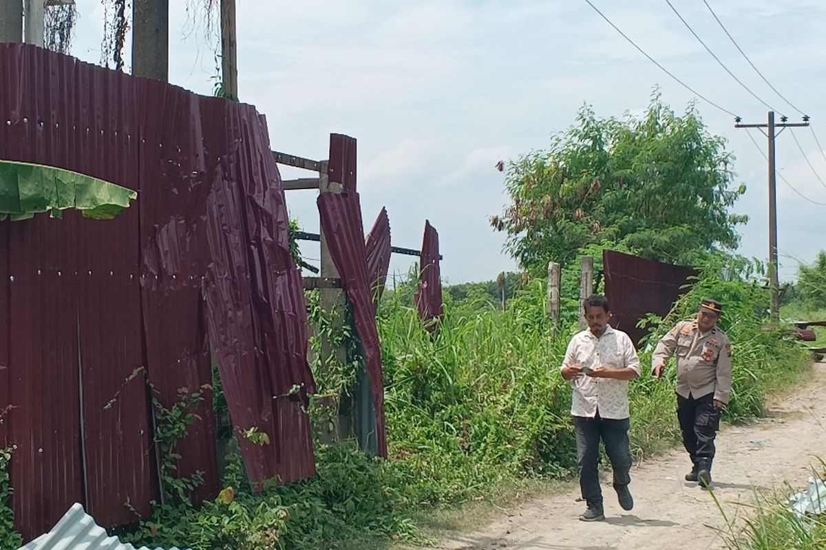 Penampakan pagar seng di kawasan hutan lindung di pesisir pantai Desa Rugemuk, Pantai Labu, Deli Serdang, Sumatera Utara yang dirobohkan warga,Senin (24/2/2025)